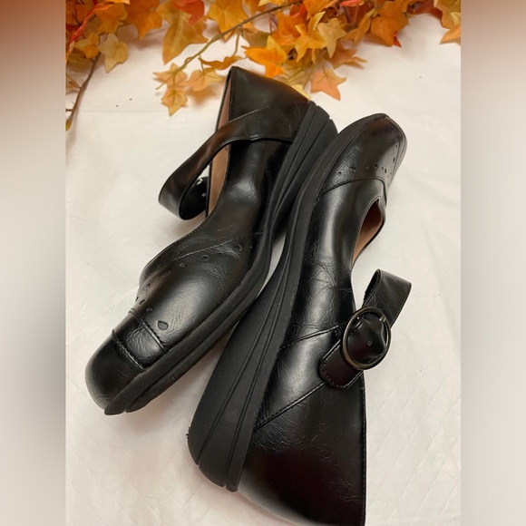 Black leather Mary Jane’s. Custom Plus by Predictions in Size 10. - Picture 7 of 7